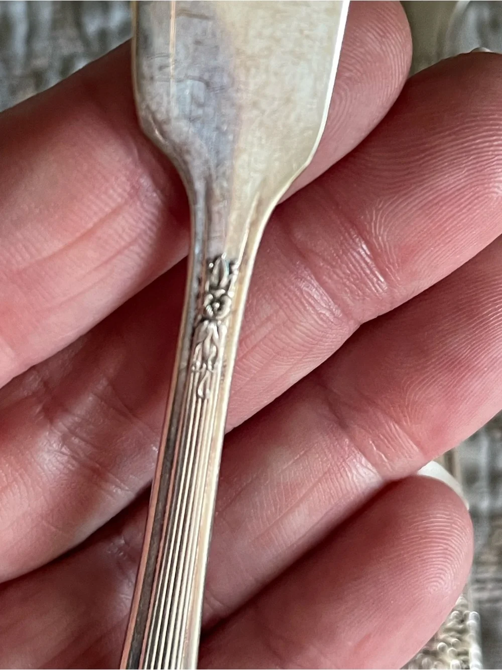 5 VTG WM ROGERS MFG. & CO. SILVER MIST PATTERN SILVER PLATE 6” BUTTER SPREADERS